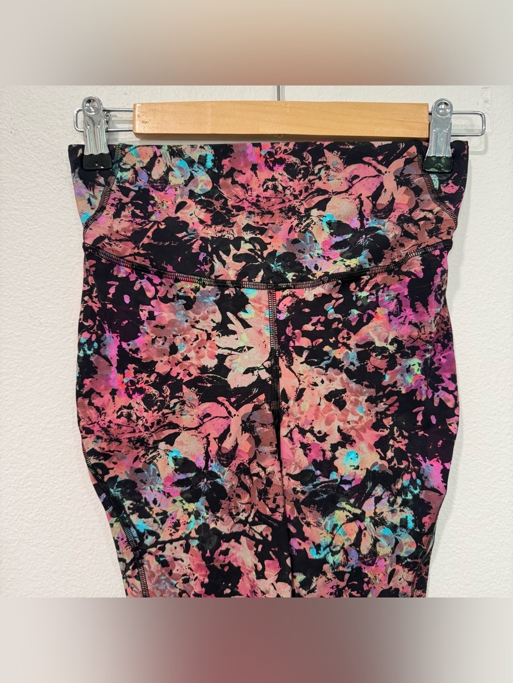 Lululemon Base Pace High Rise Tight 25” in Stencil Blossom Red Multi 4 - Picture 3 of 6